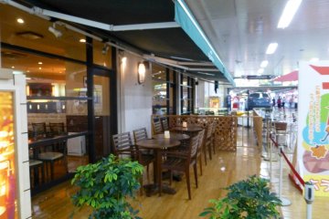 신칸센쪽 역 2층에는 에스타시온 엑스레스 (Estacion Express) 좌석 구역