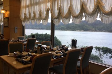 The breakfast room