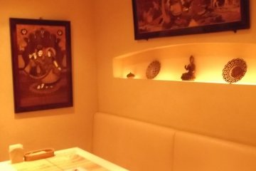 Karya seni India yang ada di dalam restoran