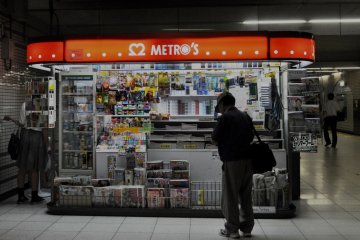 Kiosk located between the two lines
