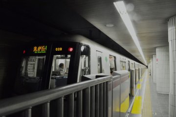 A train arriving at Azabu-juban Station