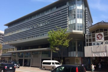 Taman bermain untuk anak-anak adalah bagian dari pusat komunitas Omicho "Koryu Plaza". Pusat komunitas terletak di gedung ini, Omicho Ichiba-kan.