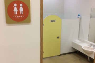 Toilet ramah anak juga tersedia!
