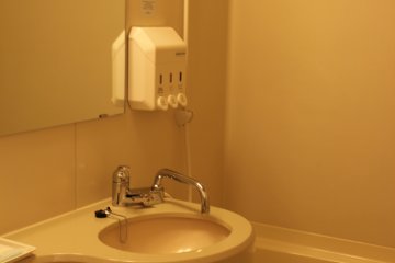 The water faucet on the basin controls both the sink and the shower. High efficiency—I would expect nothing less at an airport hotel.