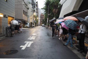 거리 건너 대기 줄