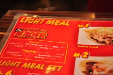 Menu yang ada di Kader Kebab seperti musaka, kuzu sote, iskada kebab, baklava dan sebuah kebab don bergaya Jepang.