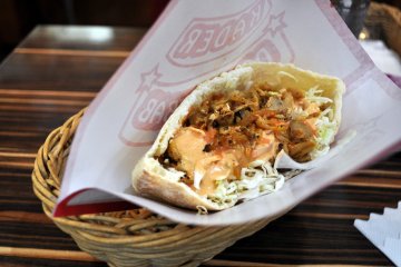 Saya membeli sebuah doner kebab ayam dengan saus campur (pedas dan sedang) - rasanya cenderung pedas menurut saya, karena saya harus minum lebih dari segelas air. Selebihnya, makanan ini rasanya enak.