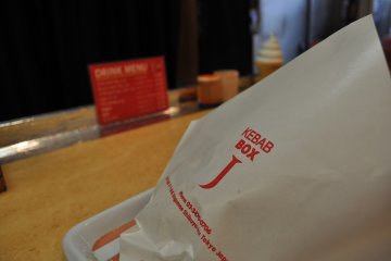 Kebab Box, yang satu ini terletak di dekat Jalan Harajuku di Meiji Dori, lebih didesain untuk melayani pelanggan yang membawa pulang pesanannya, tapi tempat ini memiliki 8 buah kursi yang ada di dekat dapur