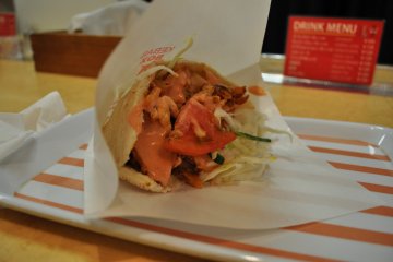 Saya memesan menu yang sama seperti di Kader Kebab—ayam dengan saus campur—dan kali ini rasanya tidak sepedas sebelumnya.