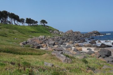 <p>There can be some strong winds coming off the sea at times</p>