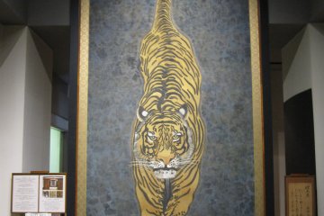 On display at the tower of the castle is "Senkyakubanrai," a brushwork painting of a male tiger. One of the largest paintings of its kind.