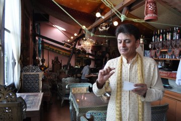 The owner tells us that around dinner time, the atmosphere of his restaurant completely flips