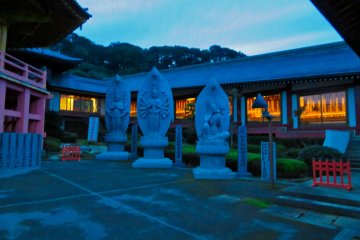 Manganji Temple; Kannon statues