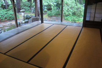 Ruang tamu di mana tamu akan duduk sesuai dengan kelasnya. Mereka yang duduk di dekat altar adalah tamu dengan kelas tertinggi, sedangkan yang duduk di sebelah taman adalah kelas terendah.