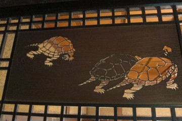 Kisi-kisi kayu dengan gambar kura-kura (cek gambar selanjutnya)