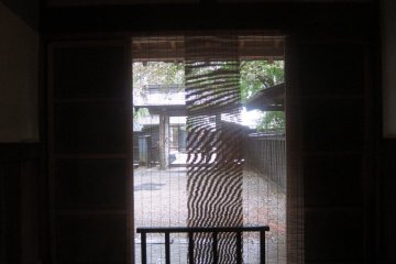 Pintu khusus yang hanya digunakan untuk tamu tertentu (sudah tidak pernah digunakan cukup lama)