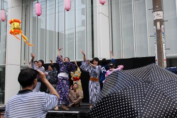 Hujan mulai turun, namun mereka tetap menari
