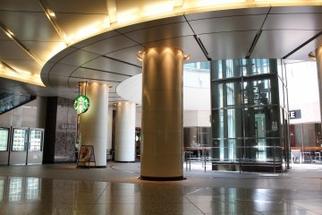 Sanno Park Tower entrance from the station