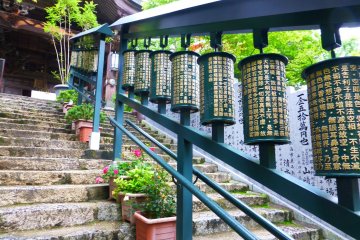 Enscribed on the prayer wheels leading up the stairs are Buddhist sutras. It is said that spinning them is the same as reading the sutras themselves!