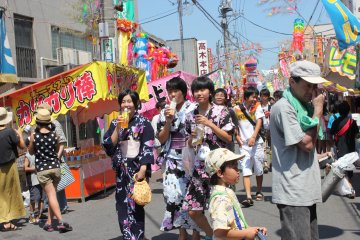 Para perempuan dengan yukata