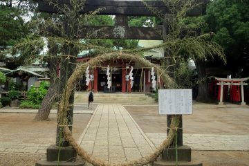 Shimenawa lainnya (cincin tali) dengan petunjuk bagiamana memasuki tempat / area yang suci 