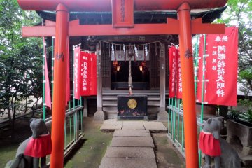 Rubah-rubah penjaga di kuil Ana Inari 