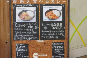 여러 종류의 카페와 레스토랑도 열려있다 