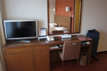 Desk space and TV for all your comfort (Single Room)