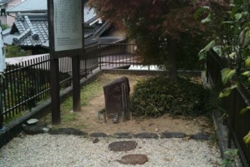 The head burial mound.