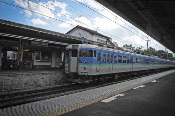 <p>รถไฟท้องถิ่น</p>