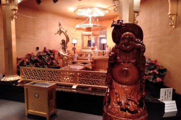 Several prayer areas can be found inside and in the vicinity of the Daikannon.