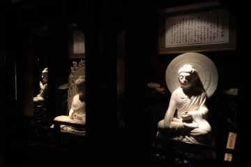 108 estatuas budistas decoran los distintos pisos del interior. Rezar a cada una de estas estatuas nos librará de los deseos mundanos.