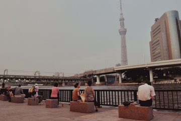 All the visitors, including myself, were waiting for the day to get darker and the Skytree to light up.