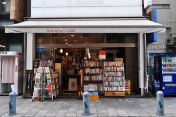 This book store has the best collection of art books.