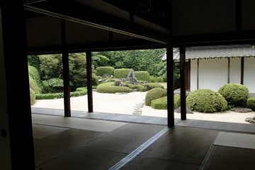 Le jardin depuis l'intérieur du temple