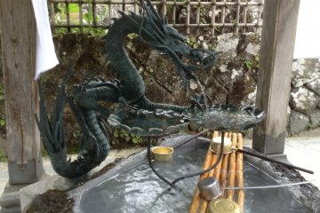 The handwash purification area features a fearsome dragon.