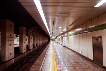 The Shinjuku line Sumiyoshi station is near the Hanzomon line.