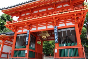 祗园祭进行中的八坂神社