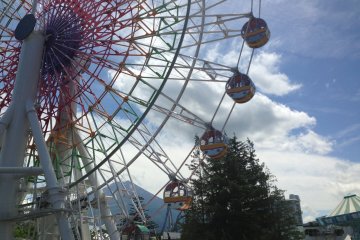 Ferris wheels and Fuji? Fun all around!
