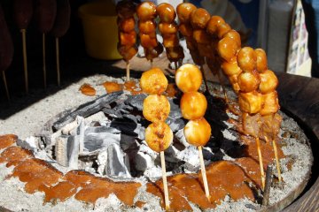 Mencicipi beberapa dango!