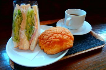 The melon bun (in the middle) is the most popular kind in this bakery - outside crunchy, inside soft, and not too sweet