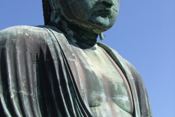 It was created step by step, in more than ten incremental pourings, starting from the bottom and moving up to the head. You can see the linear borders of each pouring like patch work all over the statue&rsquo;s body (resembling the rings of a tree)