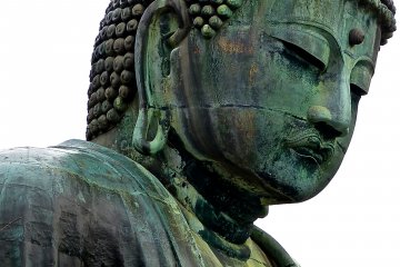 Can you see the fragment of gold leaf on Daibutsu&rsquo;s right cheek?