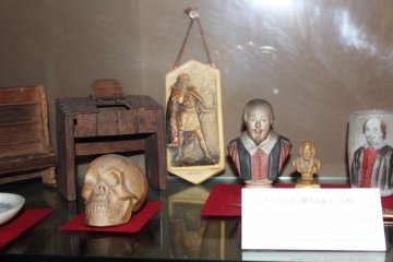 Miniature models of stage props