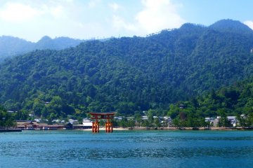 From the right side of the JR ferry to Miyajima you get an excellent view of the torii gate