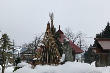 很多樹木都受到竹稈守護著——這種措施被稱為「雪囲い」