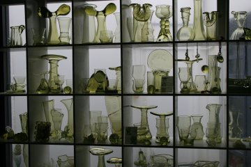 <p>Green glass</p>