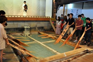 Be sure to visit Netsu no Yu and participate in the yumomi ("hot water rubbing") demonstration
