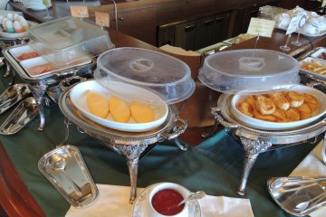 Egg, sausage, French toast and other Western breakfast food
