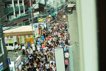 A crowd walking to see the final float